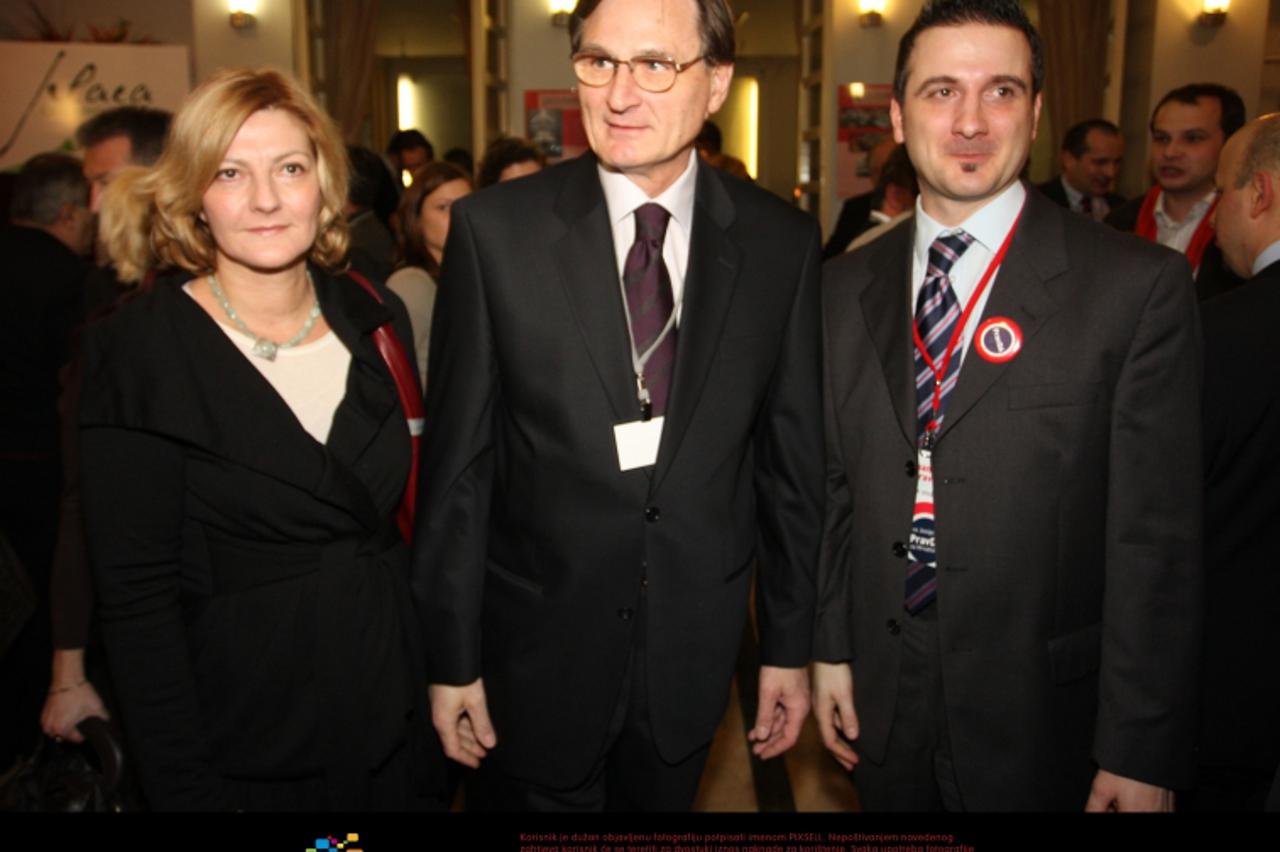 '27.12.2009., Zagreb - Izborni stozer predsjednickog kandidata Ive Josipovica uoci rezultata prvog kruga predsjednickih izbora. Gvozden Flego.  Photo: Boris Scitar/PIXSELL'