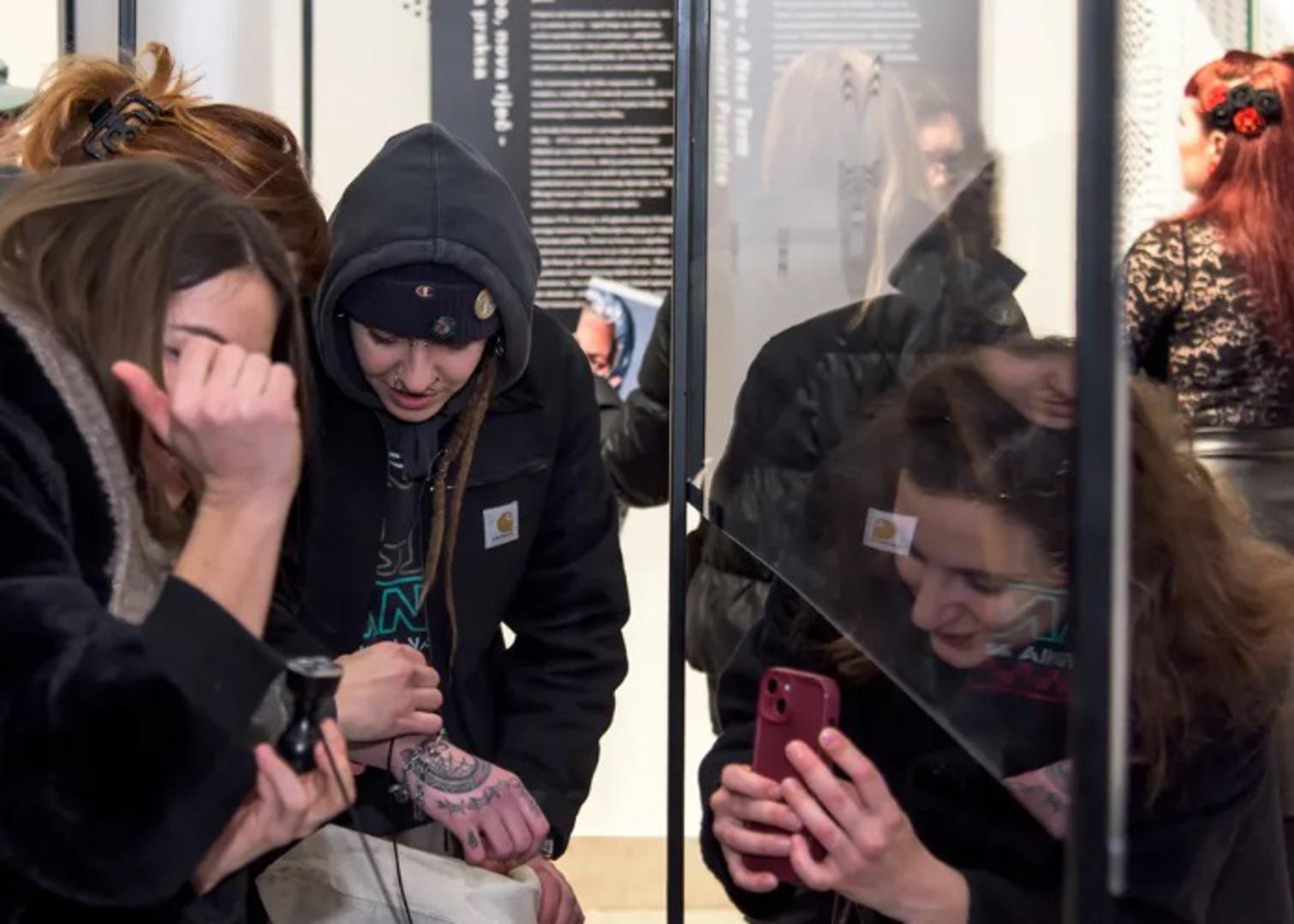 U suradnji s profesionalnom tattoo zajednicom aktualne zagrebačke scene oblikovan je izložbeni sadržaj koji pokazuje raznolikost i inkluzivnost osoba koje se bave tetoviranjem kao i onih koji se tetoviraju