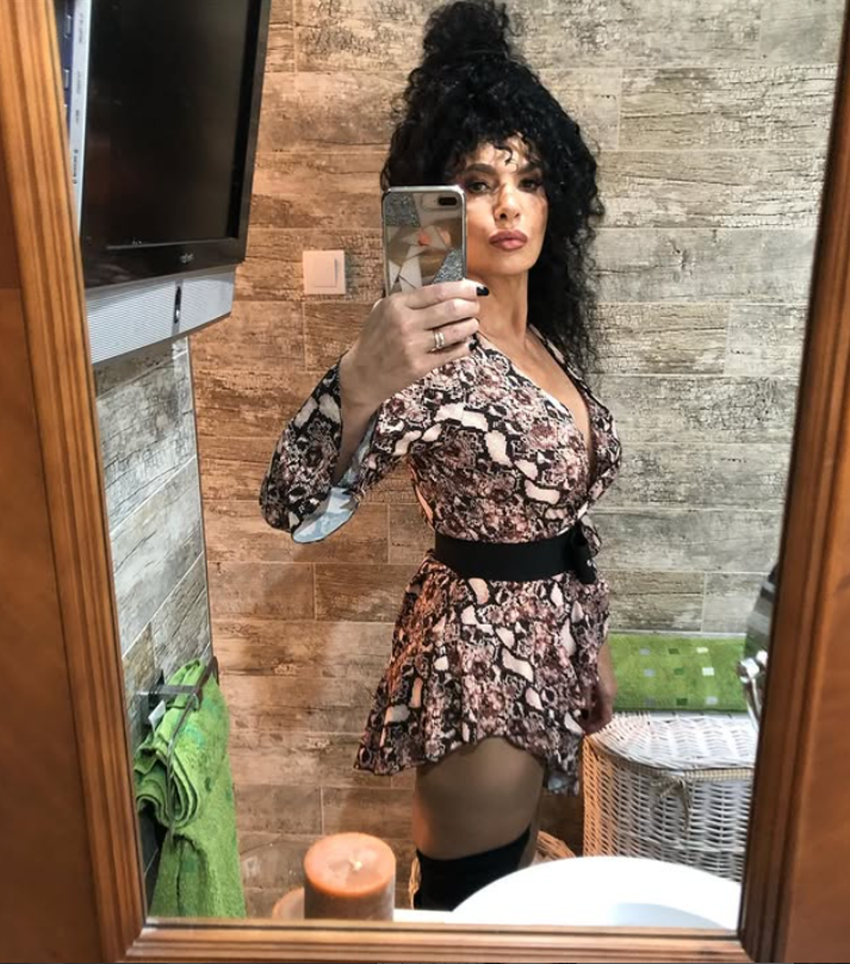 Njezin Instagram profil postao je svojevrsna inspiracija mnogim ženama, dokazujući da su stil, samopouzdanje i briga o sebi ključni za održavanje vitalnosti bez obzira na godine.