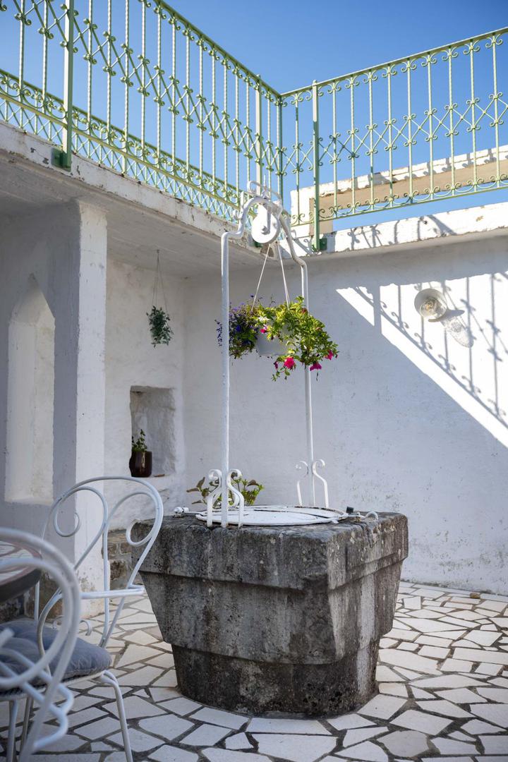 Ova nekretnina je u potpunosti ograđena kamenim zidom