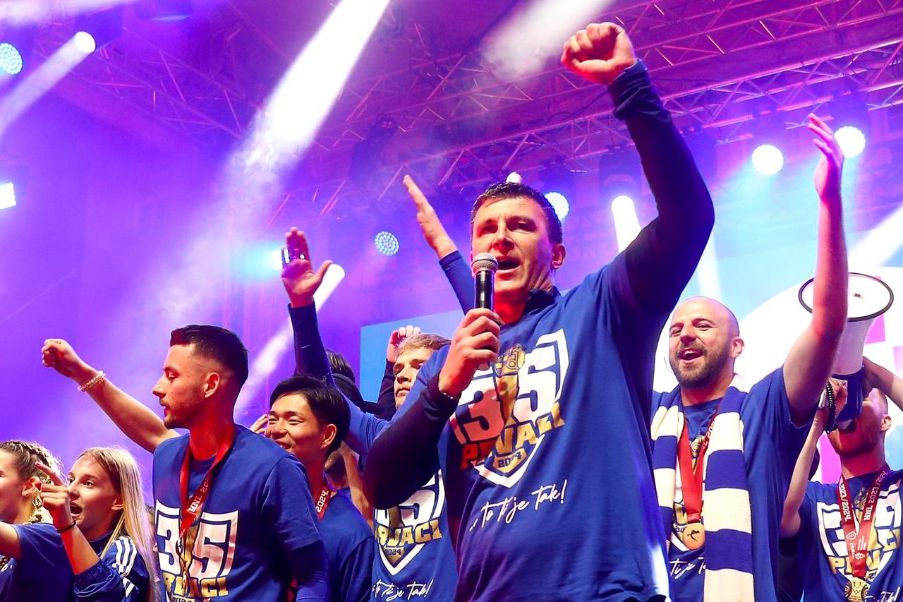 Nogometaši Dinama na Trgu bana Jelačića s navijačima proslavili naslov prvaka Hrvatske