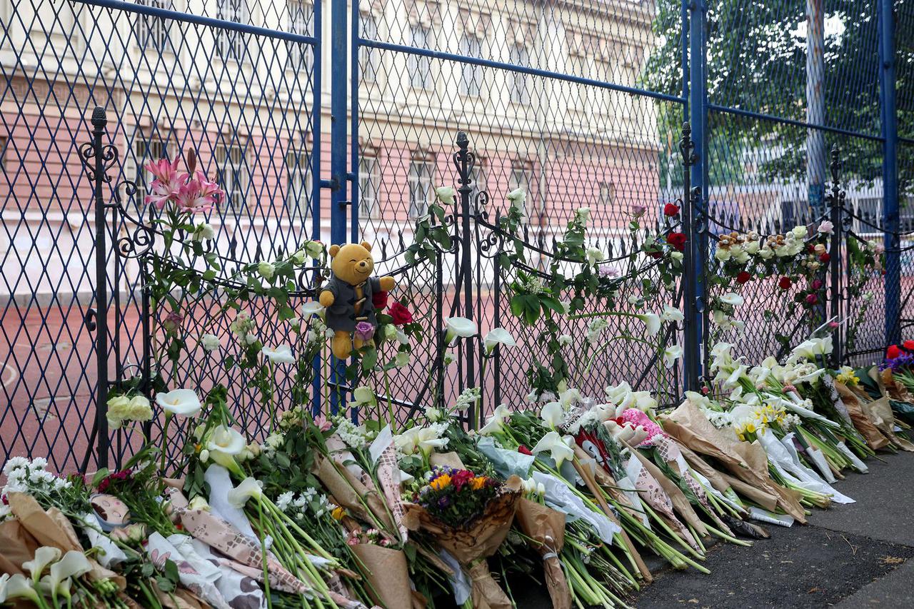 Beograd: Suze i zapaljene svijeće ispred škole gdje je ubijeno osam učenika i zaštitar