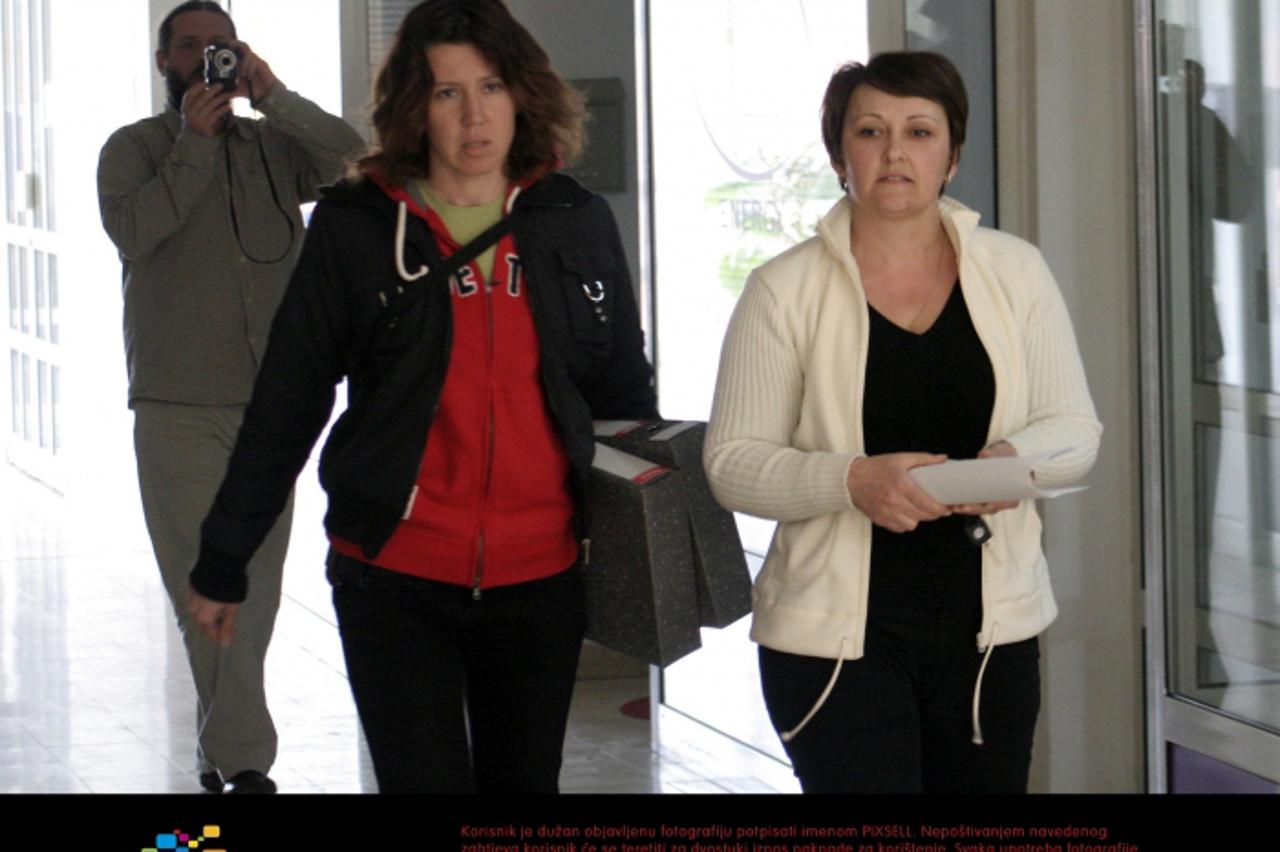 '30.03.2010., Koprivnica, Hrvatska - Istrazitelji su u sklopu uhicenja Damira Polanceca ispitali i Drazenku Gracan (bijela jakna), direktoricu tvrtke FIA za trgovanje plinom koju se povezuje s Polance