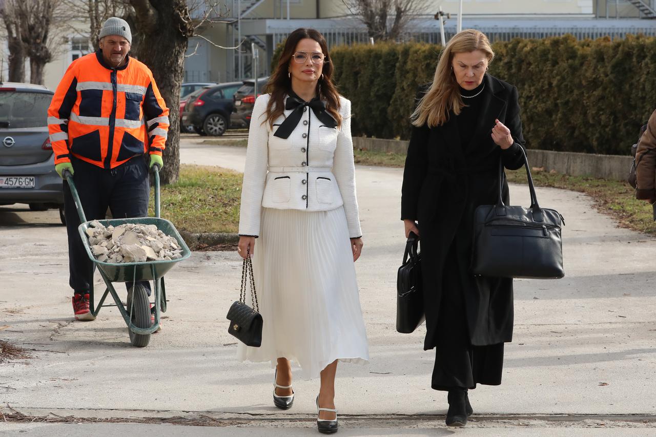 Zagreb: Severina u pratnji odvjetnice dolazi na sud 