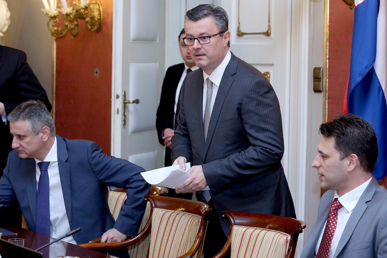 Prvi potpredsjednik Vlade Tomislav Karamarko, premijer Tihomir Orešković i potpredsjednik Vlade Božo Petrov