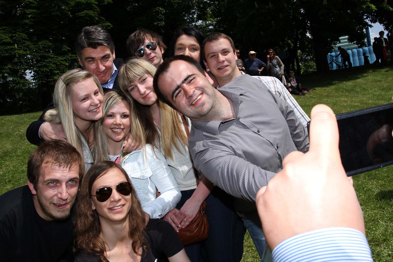01.05.2014., Cakovec - Premijer Zoran Milanovic prisustvovao proslavi Praznika rada u Cakovcu. Druzio se s gradjanima i radio selfie fotografije. 
