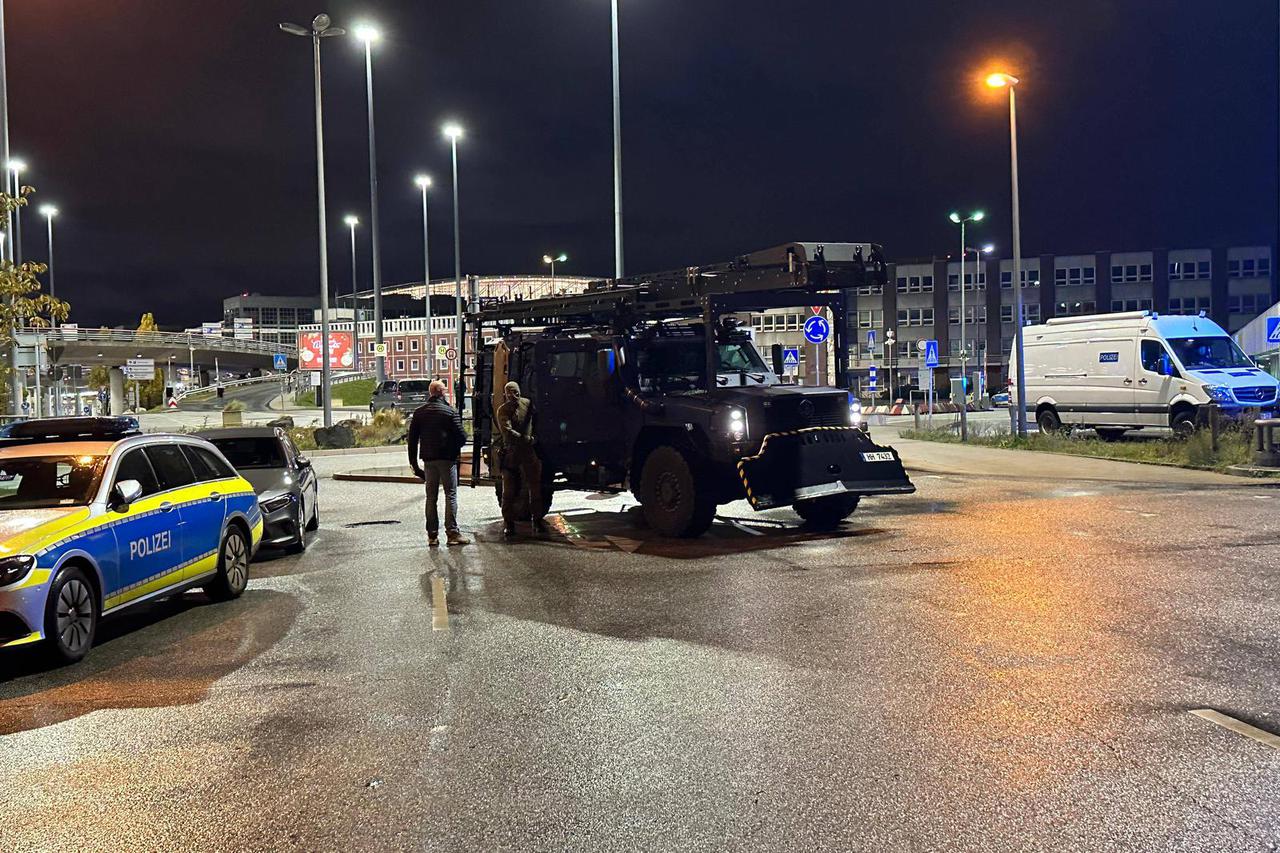 Heute Abend um kurz nach 20 Uhr hat ein Auto ein Tor zum Sicherheitsbereich des Hamburger Flughafens durchbrochen. In de