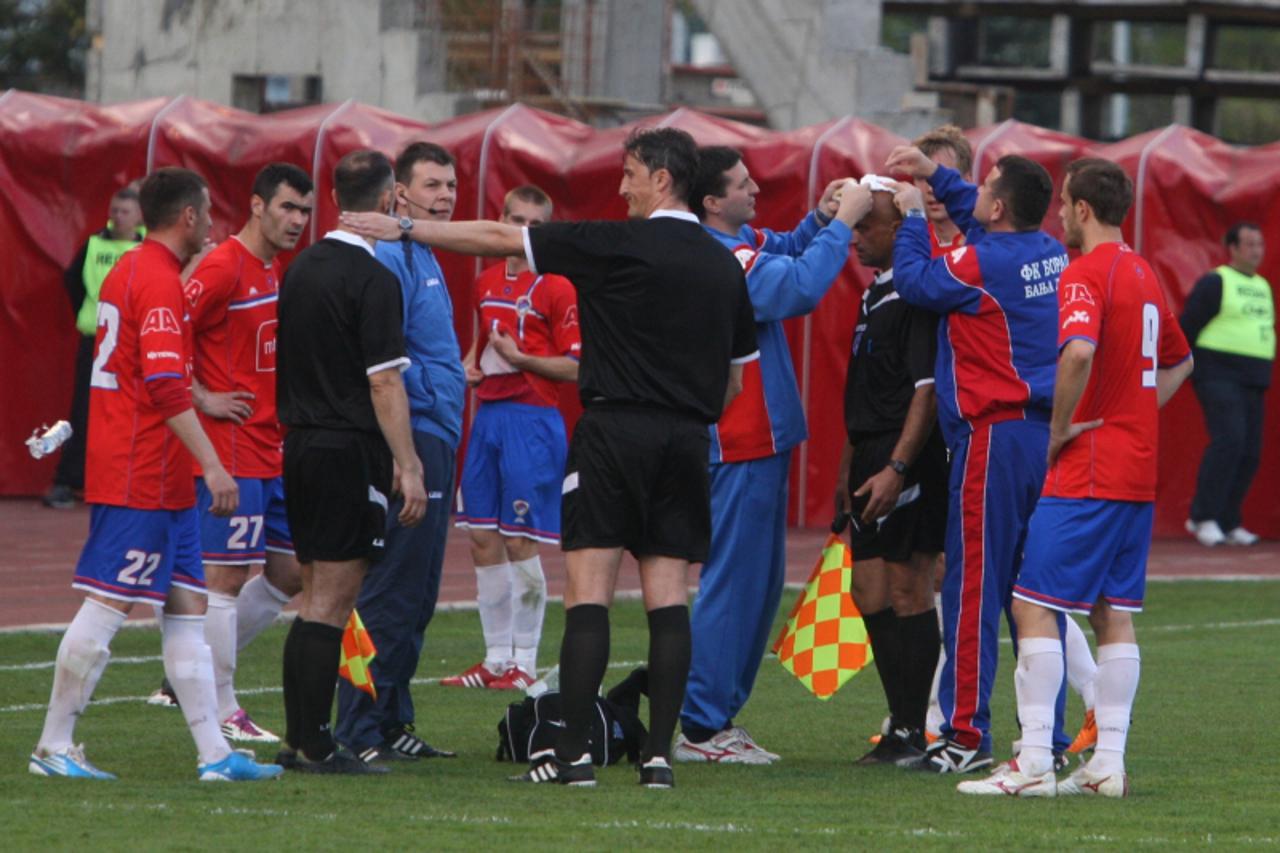 'Banjaluka 04.04.2012 Kup BIH nogomet FK Borac i FK Zeljeznicar Prekid utakmice zbog povrijede drugog sudije Nikice Tomasa. Nikica Tomas je pogodjen u glavu koji su bacili navijaci FK Borac Foto Dejan