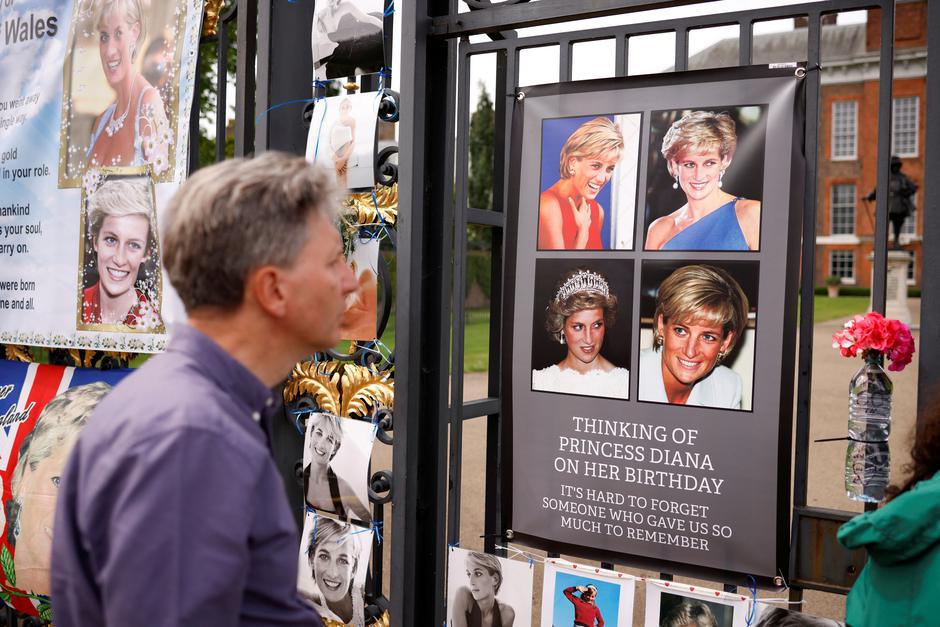 FILE PHOTO: Princess Diana statue installed at Kensington Palace