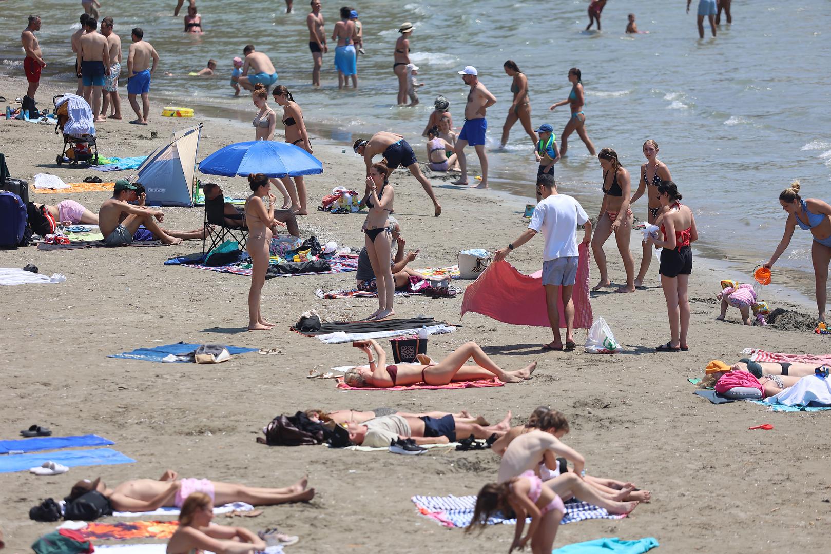 Bačvice, Žnjan i druge omiljene lokacije tijekom dana bile su pune kupača, ručnika i suncobrana.