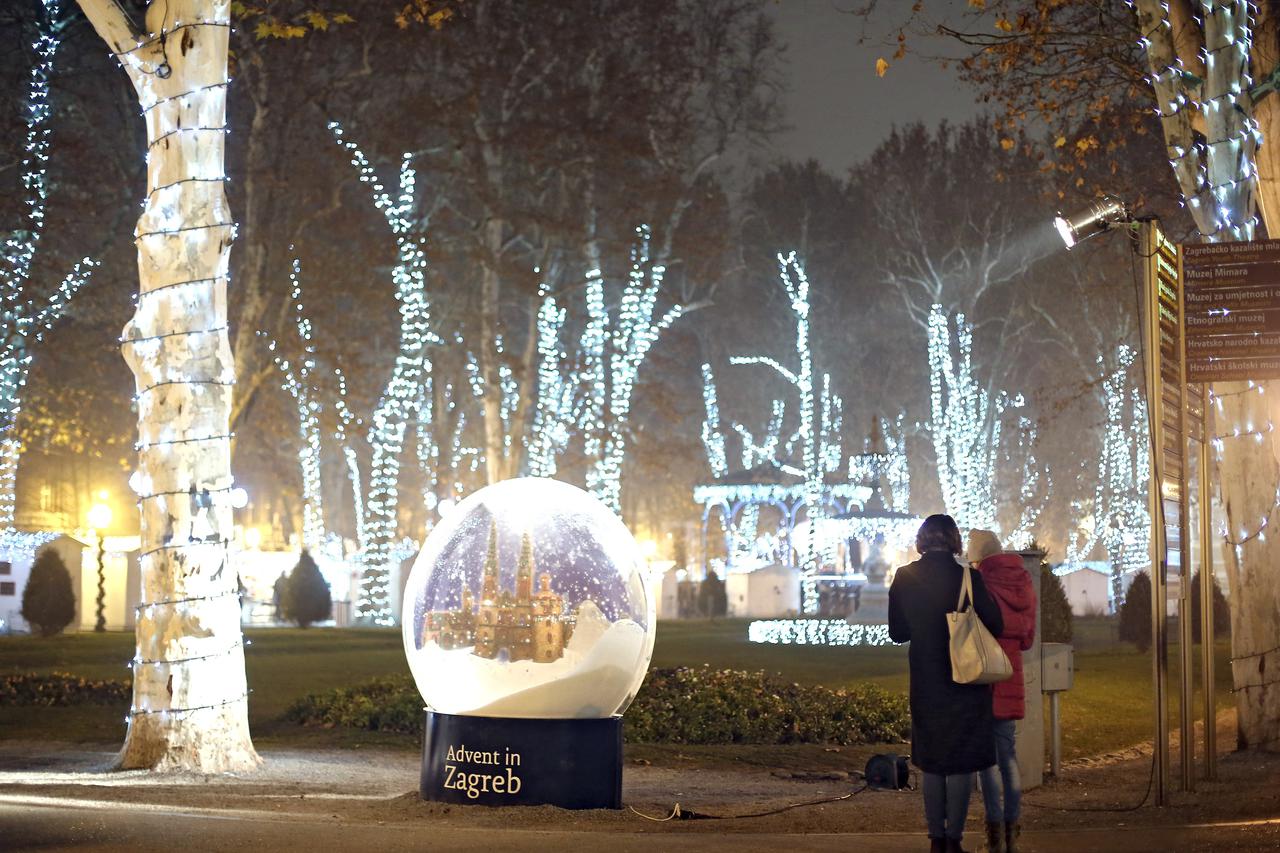 07.12.2016., Zagreb - Advent u samom sredistu grada posebno je atraktivan u vecernjim satima te ga posjecuje sve veci broj gradjana i turista koji su odusevljeni gastro ponudom i vizualnim rijesenjem samog Adventa.  Photo: Sanjin Strukic/PIXSELL