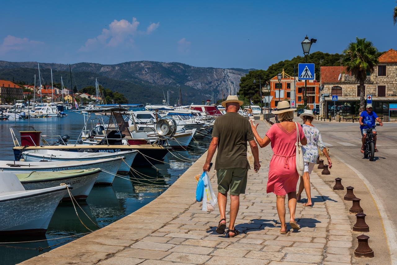Hvar: Ljetni dan u Starigradu