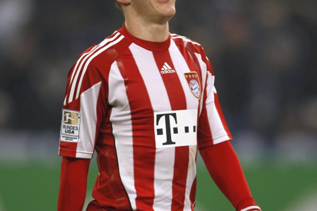 \'Bayern Munich\'s Bastian Schweinsteiger reacts during the German Bundesliga soccer match against Schalke 04 in Gelsenkirchen December 4, 2010.  REUTERS/Ina Fassbender (GERMANY - Tags: SPORT SOCCER) 