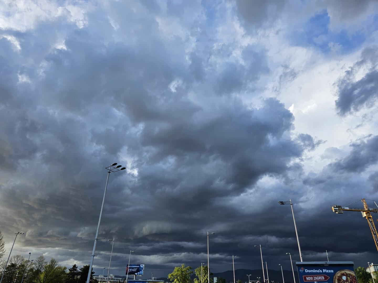 Sutra nas očekuje nešto oblačnije vrijeme iako će generalno atmosfera biti stabilnija nego u ponedjeljak i utorak. U drugoj polovici tjedna kišu ne očekujemo, bit će sve više sunca, a temperatura do vikenda ugodna i primjerenija dobu godine od ovih današnjih.
