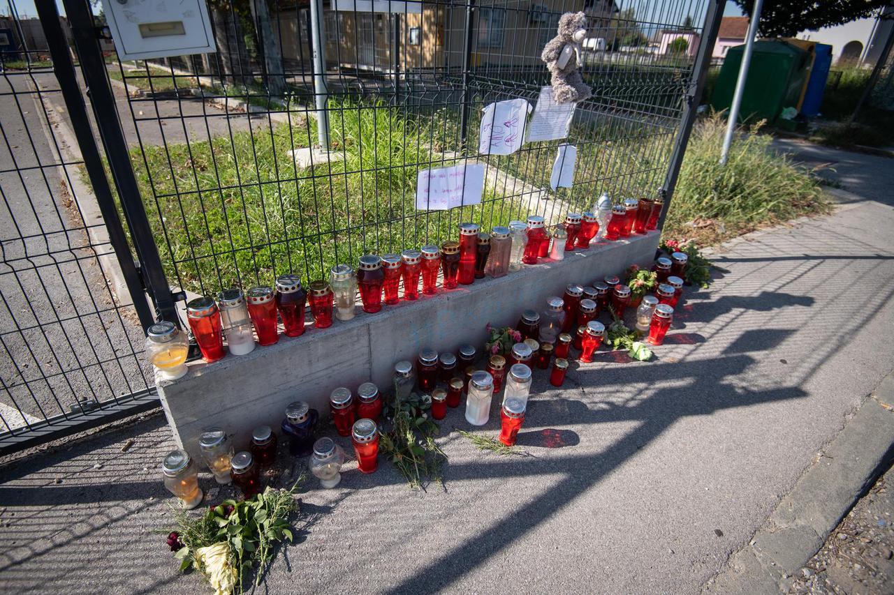 Zagreb: Građani ostavljaju lampione na mjestu gdje je u petak kamion pregazio djevojčicu na Žitnjaku