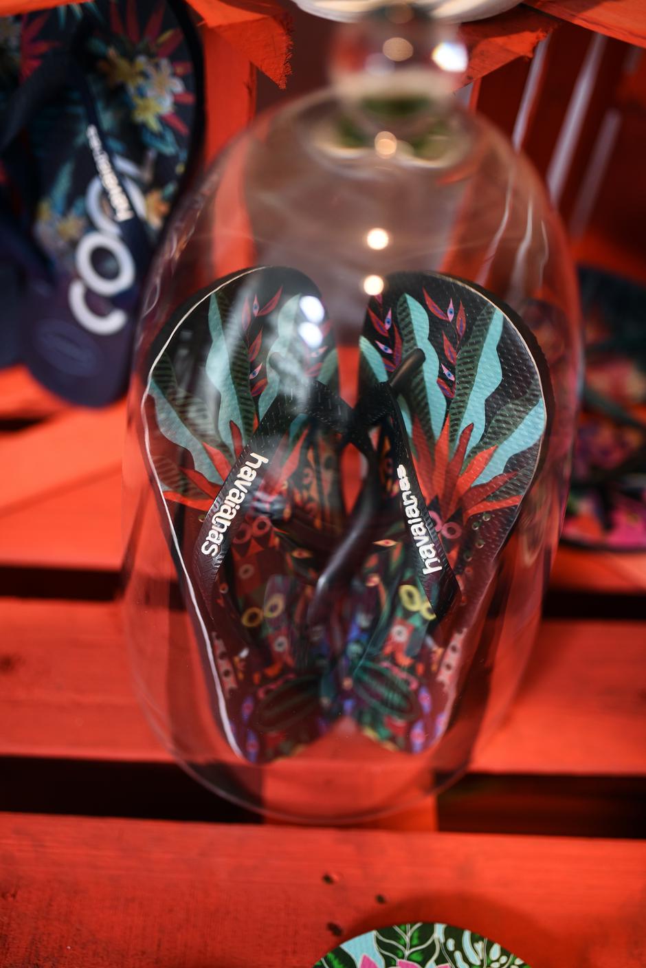 Havaianas japanke kao slikarsko platno