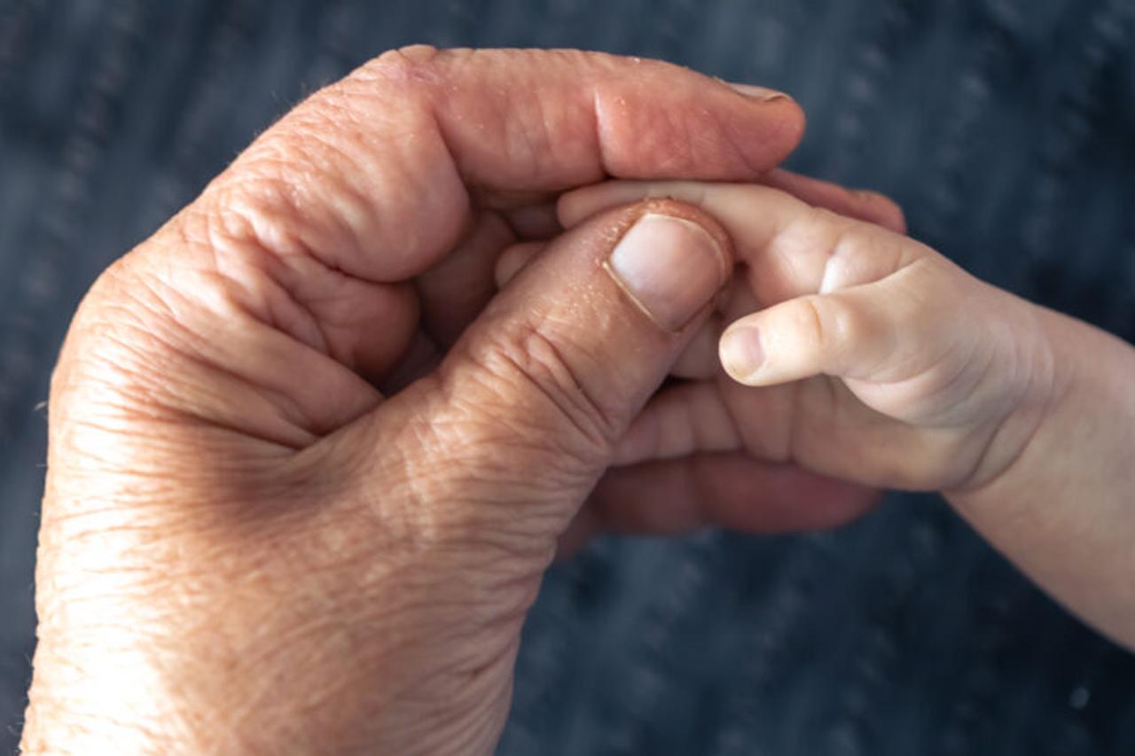 Feed/Poslovni-Homepage/2025-23/Hands-Senior-Person-Little-Baby-Close-Up-800X500.Jpg