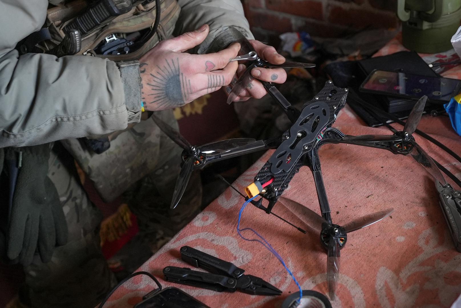 A Ukrainian serviceman of the Rarog UAV squadron of the 24th Separate Mechanized Brigade prepares a first person view (FPV) drone at a position near the town of Horlivka, amid Russia's attack on Ukraine, in Donetsk region, Ukraine January 17, 2024. REUTERS/Inna Varenytsia Photo: Stringer/REUTERS