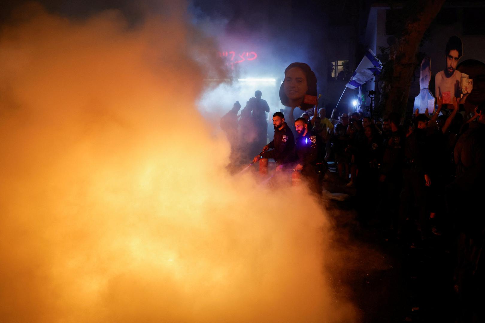 Ovi prosvjedi, koje organizatori opisuju kao najveće od početka rata, okupljaju i do 150.000 ljudi. Scene s Trga demokracije u Tel Avivu, gdje su prosvjednici ležali na tlu prekrivenom crvenom bojom kako bi simbolizirali "smrt demokracije", obišle su svijet. 