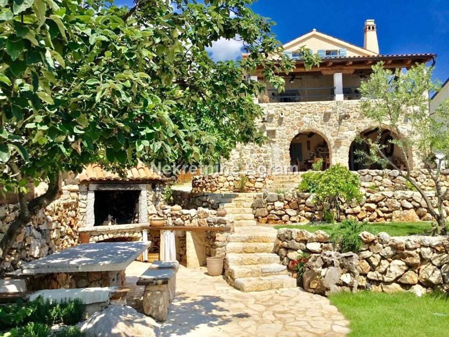 Odlikuje je vrhunska toplinska izolacija i priključak na gradsku kanalizaciju. Prodaje se potpuno namještena i opremljena.

