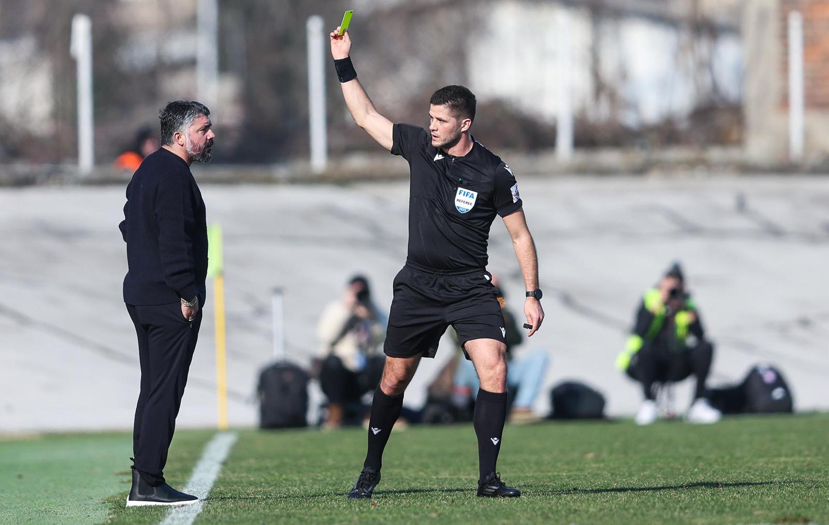 Tijekom poluvremena žestoko je prosvjedovao kod suca Patrika Kolarića zbog nedosuđenog prekršaja. Dobio je žuti kuti karton.