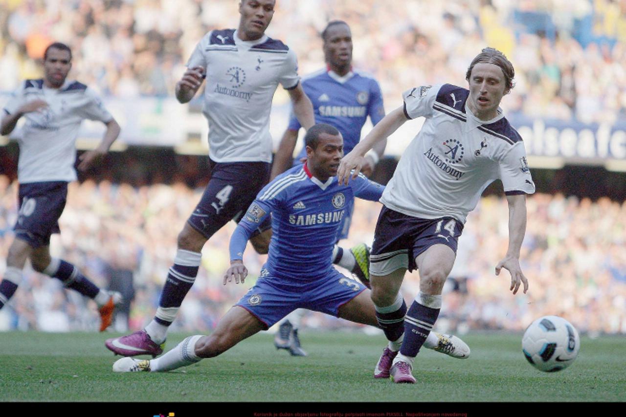 '30.04.2011, Stamford Bridge, London, ENG, PL, FC Chelsea vs Tottenham Hotspur, im Bild Tottenham\'s Luka Modric and Ashley Cole of Chelsea during Chelsea Fc  vs Tottenham fc for the EPL at Stamford B