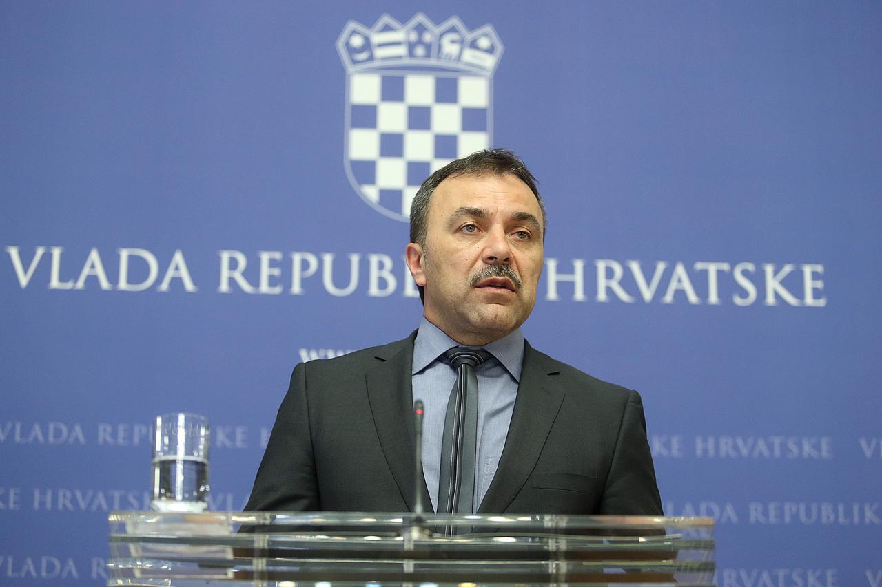 09.03.2016., Zagreb - Konferencija za medije predsjednika Vlade Tihomira Oreskovica i ministra unutarnjih poslova Vlahe Orepica o odluci Europske komisije o nepokretanju korektivnog postupka za Hrvatsku te o zakljuccima Europskog vijeca o migrantskoj kriz