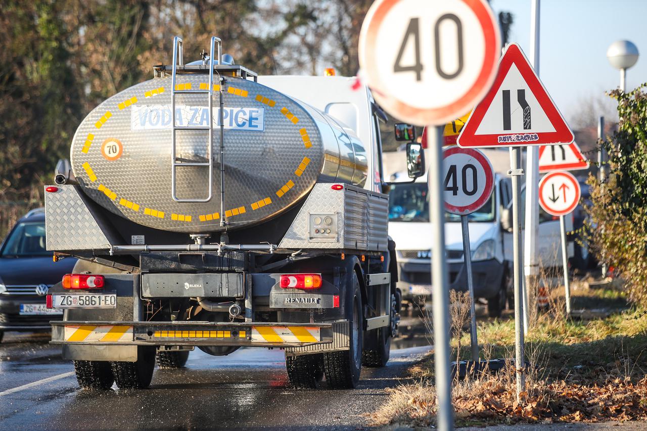 Zagreb: Radnici saniraju puknuće cijevi na Bijeničkoj cesti