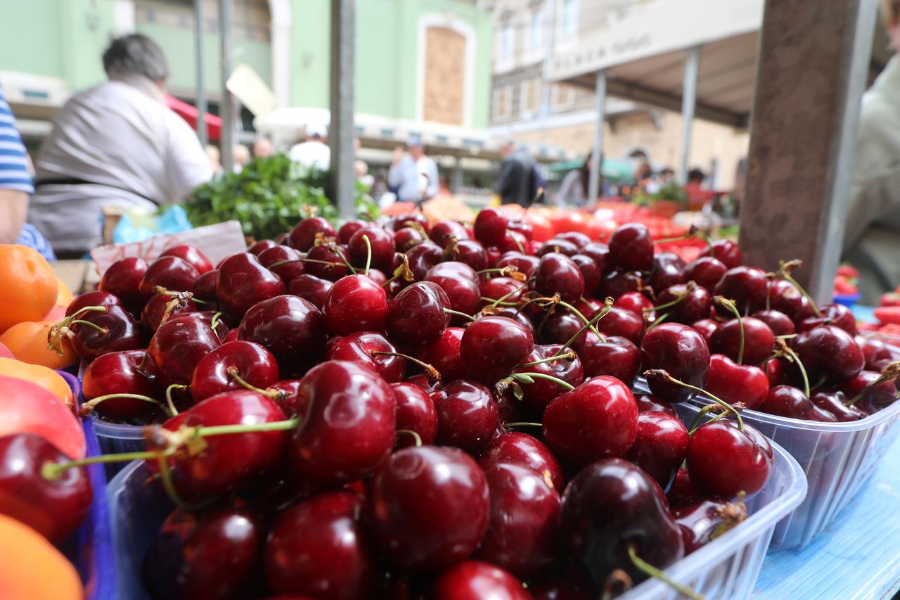 Rijeka: Prve trešnje na riječkoj tržnici