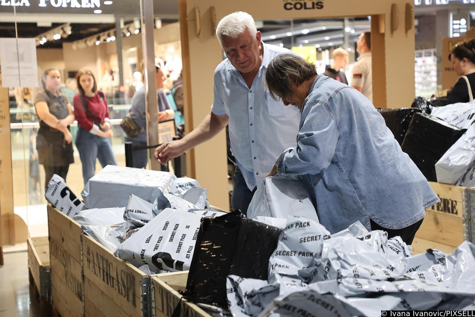 Pravila su bila jednostavna: kupac ima deset minuta da odabere paket, ali ga ne smije otvoriti prije nego što plati. 