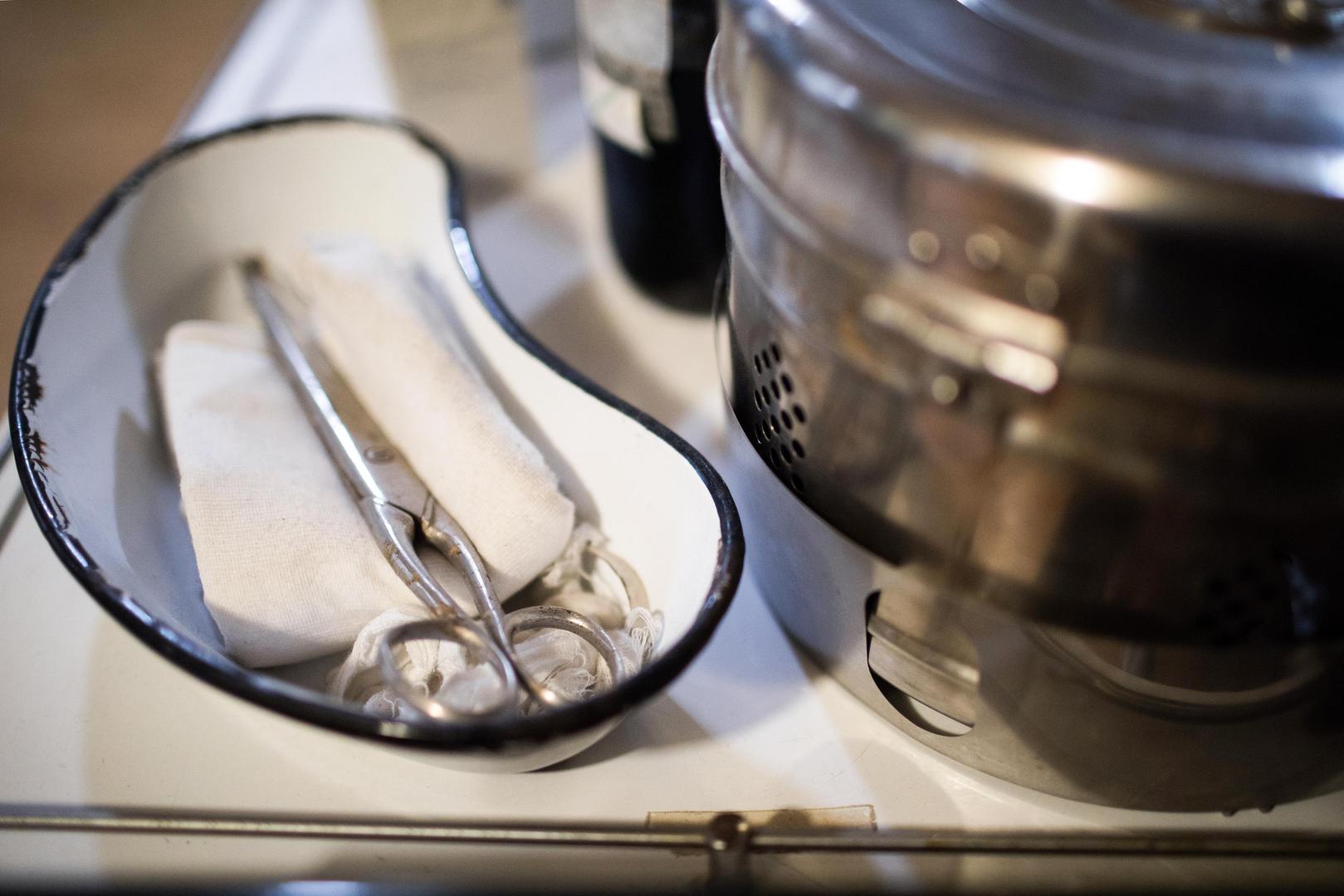 26.10.2021., Vukovar - Mjesto sjecanja – Vukovarska bolnica 1991.Za vrijeme opsade Vukovara gradska bolnica postala je vojna bolnica.Tijekom opsade Vukovarska bolnica je bila pod stalnim neprijateljskim vatrom, unatoc velikom crvenom krizu koji je postavljen u krovnoj bolnici, signalizirao je neprijateljskom zrakoplovstvu da je rijec na mjestu zasticenom Zenevskim konvencijama. Unatoc tome, tijekom tromjesecne opsade grada na krugu bolnice svakodnevno su padali projekti. Medicinsko osoblje i pacijenti premjesteni su u podrumu bolnice gdje su lijecnici radili u neadekvatnim uvjetima i bez potrebne medicinske opreme. Dana 20. studenoga 1991. godine pripadnici JNA zaustavili su medjunarodne promatrace u sredistu grada te su za to vrijeme iz bolnice izveli vise od 260 ljudi koji su ubijeni na Ovcari ili nekoj drugoj lokaciji, a za mnoge se jos i danas traga.Na potresan nacin ovdje je prikazana atmosfera koja je vladala u vukovarskoj bolnici te jeseni 1991. godine – trenutak zaustavljen u vremenu. U podrumskim prostorijama Vukovarske bolnice, vjerno je rekonstruiran zivot nekoliko stotina ranjenika i bolnickog osoblja tijekom okupacije grada.  Ovaj postav nastao je u sjecanje na te herojske dane.