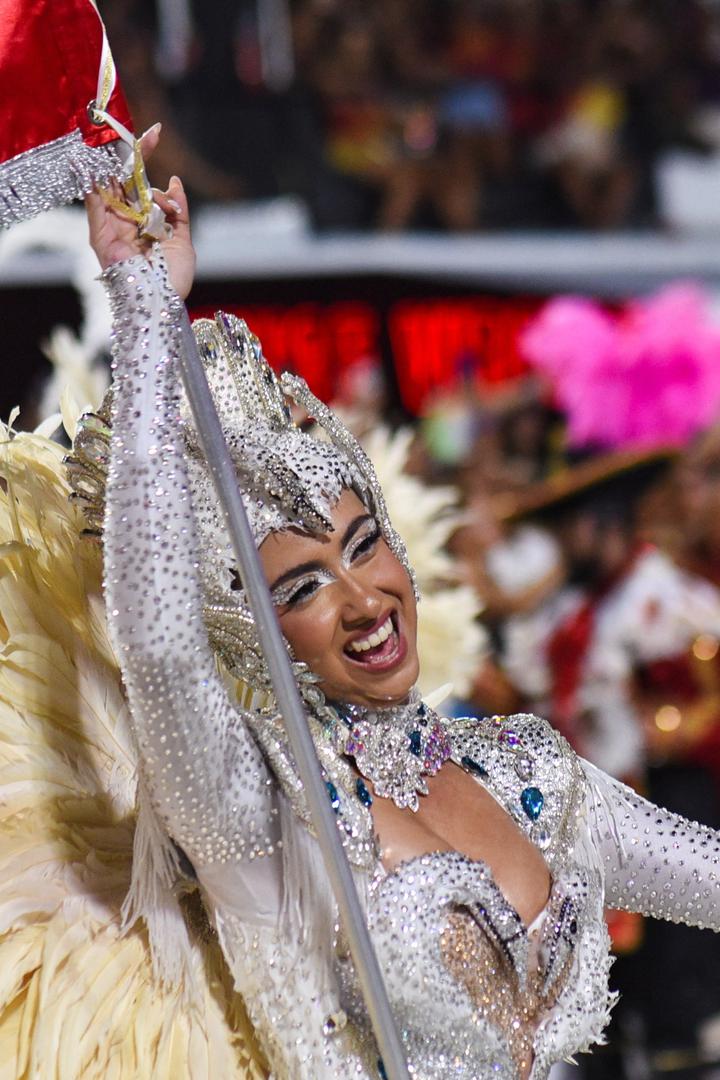 Povorke, poznate po raskošnim alegorijskim kolima, razrađenim kostimima i energičnim nastupima, krunski su dragulj Karnevala. 