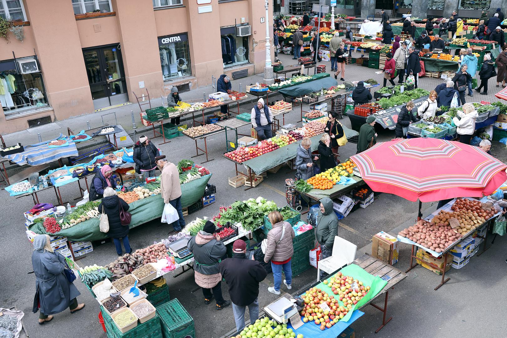 Na Dolcu je, cijenama unatoč, velika gužva, a većina je u potrazi za mladim lukom, rotkvicama i blitvom, osnovnim namirnicama za uskrsnih blagdana. 