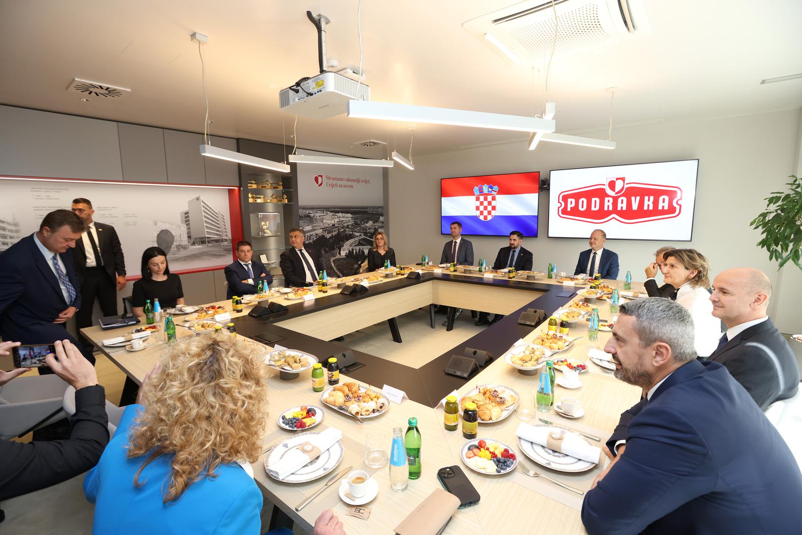03.10.2023., Koprivnica - U sjedistu Podravke u Ulici Ante Starcevica odrzana je konferencija "Hrvatska kakvu trebamo" u organizaciji Vecernjeg lista. Ovogodisnja konferencija pod nazivom "Izazovna vremena i zenska snaga" posvecena je zenskom leadershipu te odgovara na pitanja mogu li zene na liderskim pozicijama bolje odgovoriti na krizu i izazove te u jesu li krizna vremena prilika za probijanje magicnog staklenog stropa za zene u biznisu. Uoci konferencije predsjednik Vlade RH Andrej Plenkovic sastao se s Upravom Podravke. ministrica poljoprivrede Marija Vuckovic, predsjednik Vlade RH Andrej Plenkovic, ministrica turizma i sporta Nikolina Brnjac, ministar gospodarstva i odrzivog razvoja Davor Filipovic, glasnogovornik Vlade Marko Milic, predsjednica Uprave Podravke Martina Dalic Photo: Boris Scitar/PIXSELL