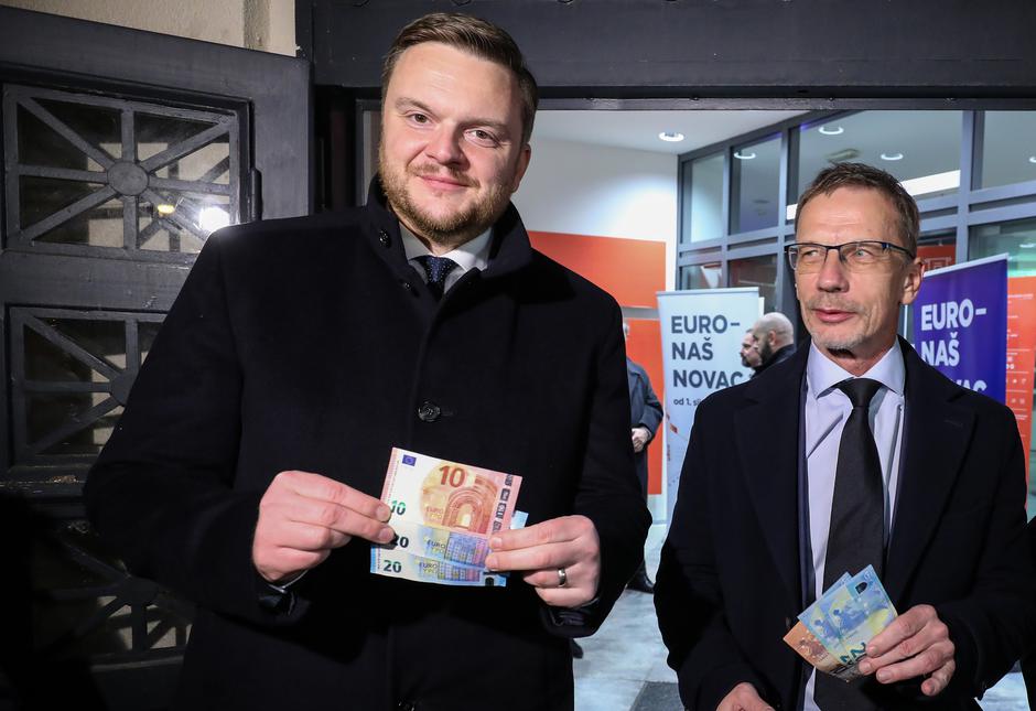 Ministar Primorac i guverner Vujčić na bankomatu podignuli eure