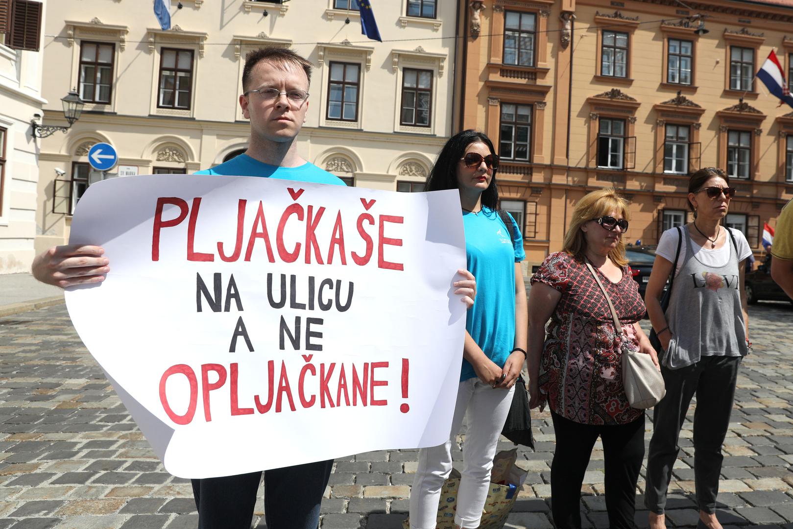 Inicijativa Ovršni ustanak u nedjelju je na Trešnjevačkom placu skupljala je donacije za bivšu ministricu gospodarstva Martinu Dalić. 