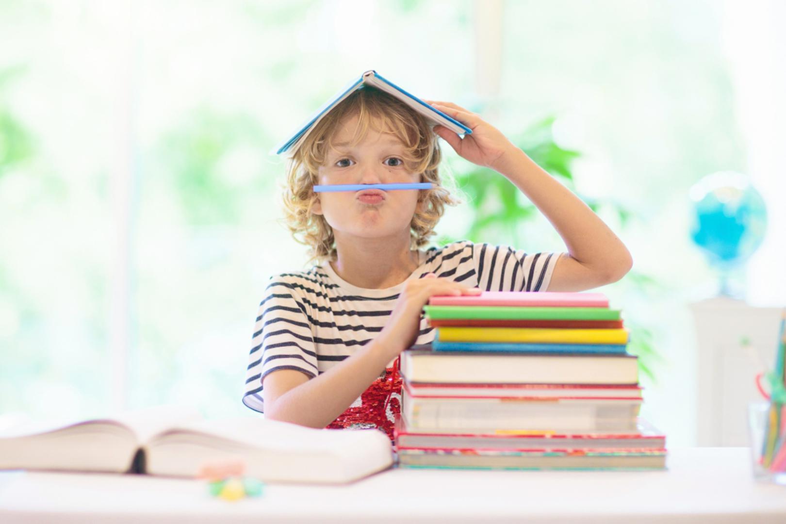 Djeca trebaju sama raditi zadaću: Iako je za roditelje ponekad jednostavnije i brže uskočiti i pomoći, time se djeci oduzima prilika da sama uče i grade samopouzdanje, a učiteljima mogućnost da primijete gdje postoje rupe u znanju. Stoga, pustite ih da svoje zadatke rješavaju sami.