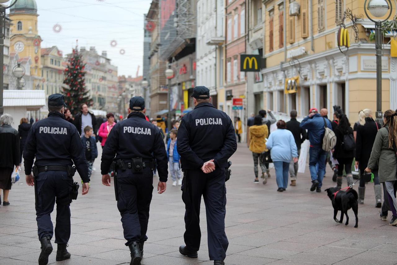 Rijeka: Prosvjed građana protiv novodonesenih mjera za suzbijanje korone