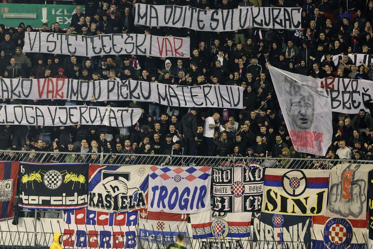 Torcida s transparentima upucenim Brunu Maricu