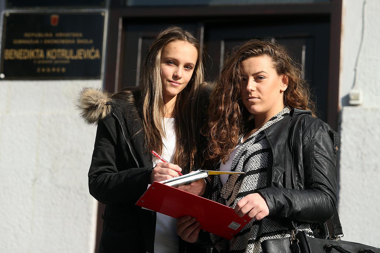 04.11.2015., Zagreb - Ucenice koje su upisale Privatnu skolu Benedikta Kotruljevica sto im je omogucio zagrebacki gradonacelnik Milan Bandic. Gabriela Djokic i Karla Karamatic.  Photo: Goran Stanzl/PIXSELL