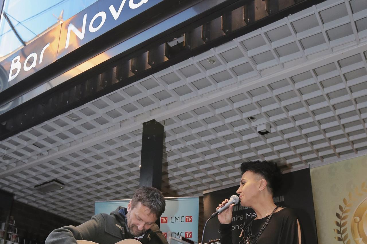 Zagreb: U caffe baru Nova ploča održana  promocija albuma Amire Medunjanin