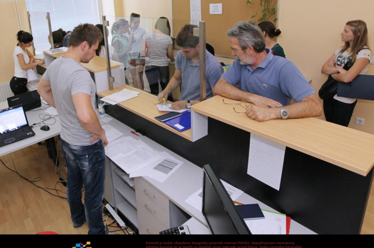 '20.07.2012., Koprivnica - Upisi u prvu godinu studija na koprivnickom Medijskom sveucilistu. Studenti na salteru. Foto: Marijan Susenj/PIXSELL'