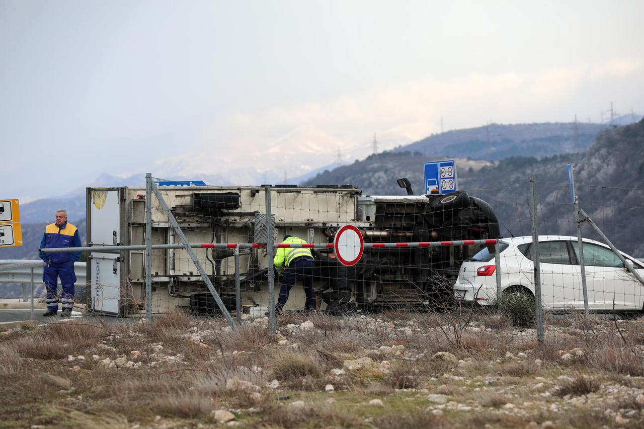 Kraljevica: Olujna bura prevrnula dostavni kamion