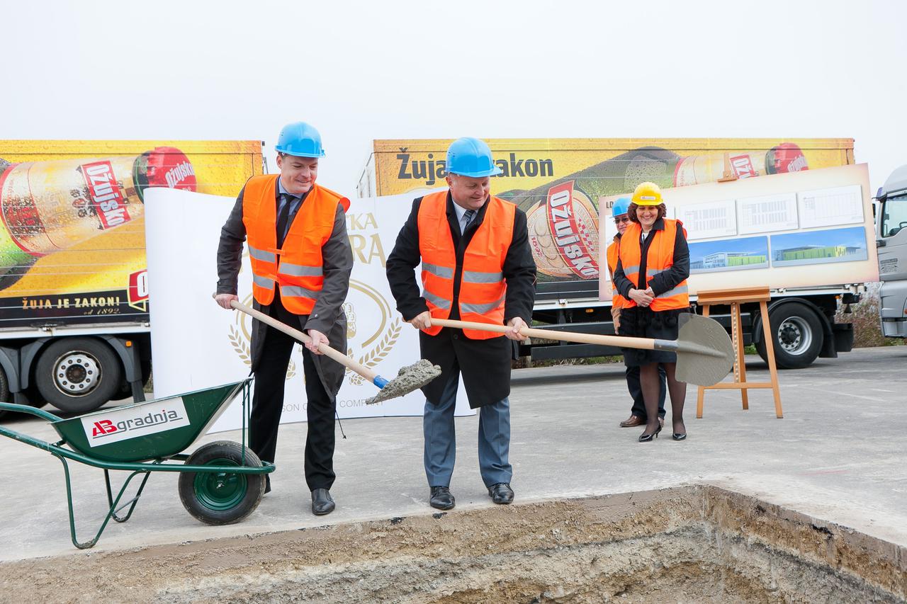 zapresic, 20112014 postavljanje kamena temeljca za logisticki distributivni i komercijalni centar zagrebacke pivovare u zapresicu sergej yeskov -predsjednik uprave zagrebacke pivovare, zeljko turk -gradonacelnik grada zapresica, nenad banjac -direktor log