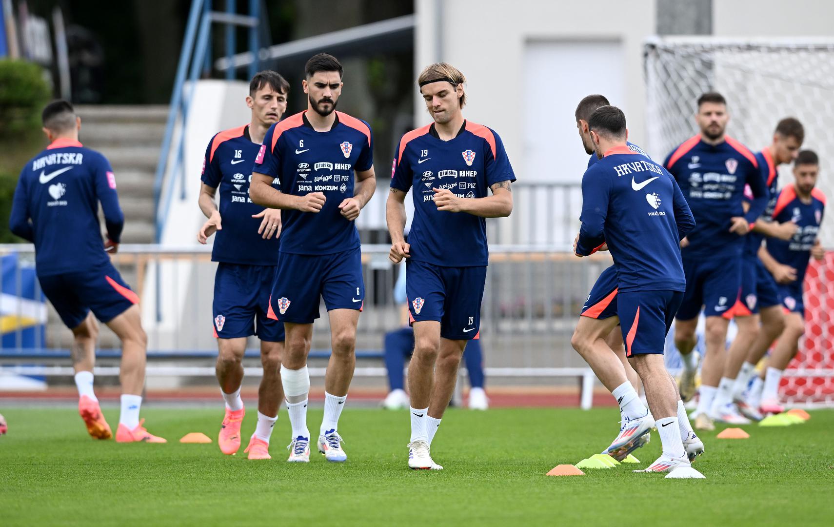 Izostao je tek Nikola Vlašić, i to iz predostrožnosti. Ostali igrači bili su na terenu. Spremni i motivirani kako bi isprali korak okus koji je ostao nakon berlinskog ogleda protiv Španjolske. U taboru "Vatrenih" svjesni su situacije, još jedan krivi korak mogao bi značiti i zbogom plasmanu u osminu finala.