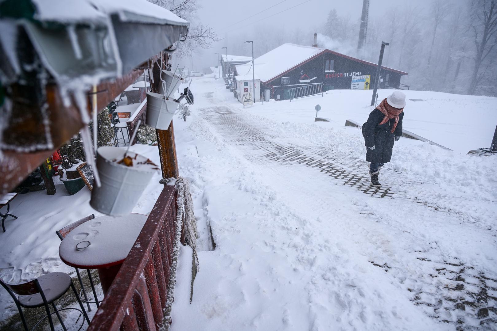 Od sinoć pada snijeg na Sljemenu, a bijele pahulje, koje postupno prekrivaju staze, drveća i krajolik, stvorile su pravu zimsku atmosferu.