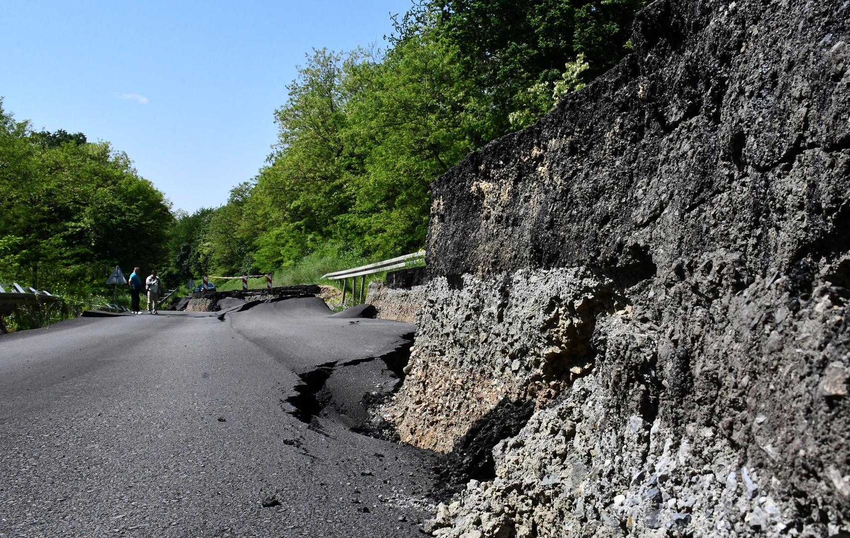 21.05.2023., Resetari - Ogromno kliziste pojavilo se na cesti kod sela Resetari koje se nalazi na zapadnom dijelu Brodsko-posavske zupanije. Radi se o dionici ceste koja povezuje Pozesku kotlinu s autocestom. Photo: Ivica Galovic/PIXSELL