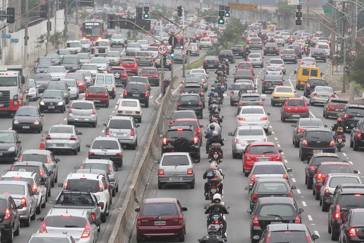 Traffic jam seen at rush hour in Radial Leste Avenue, in eastern Sao Paulo, southeastern Brazil, on April 24, 2012. Photo: LUIZ GUARNIERI/BRAZIL PHOTO PRESS/AE