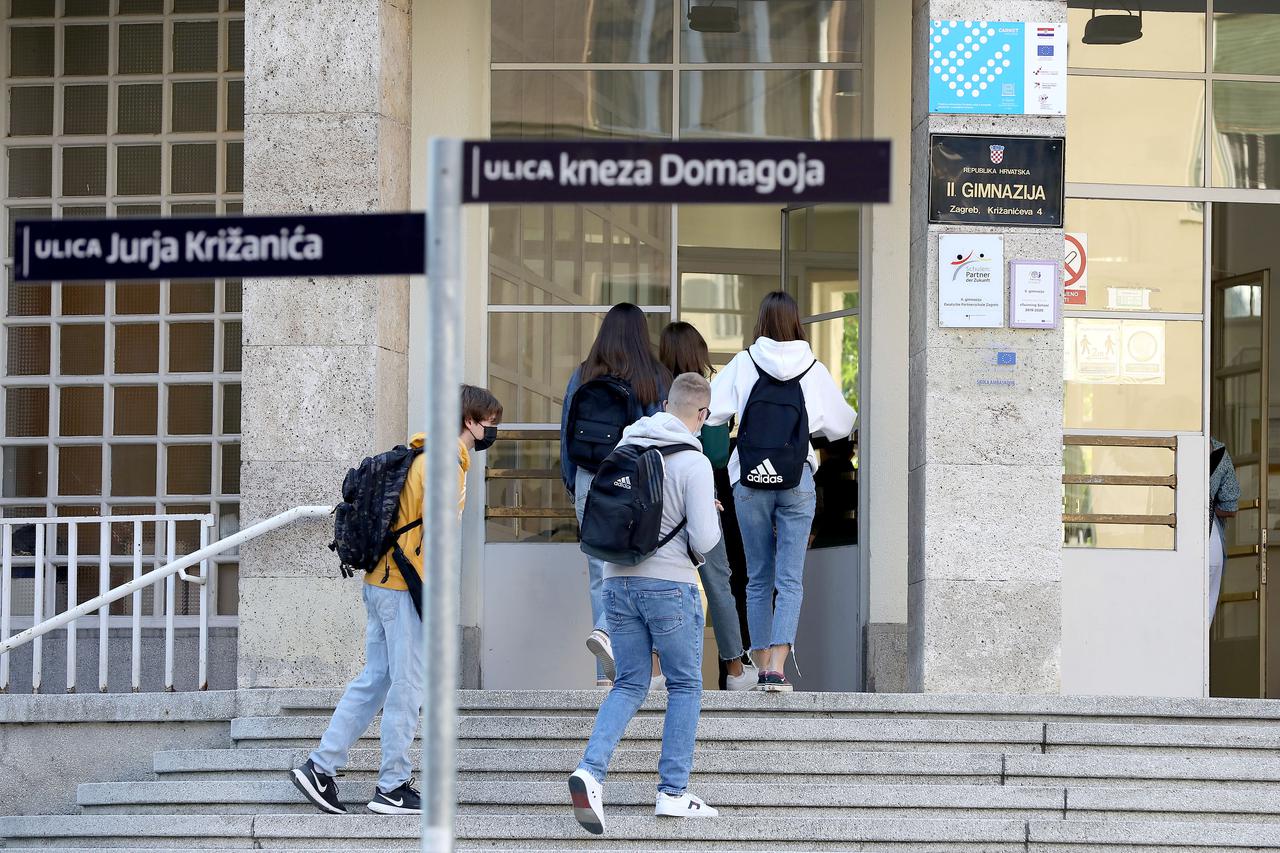 Oko 460 tisuća učenika danas se vraća u školske klupe