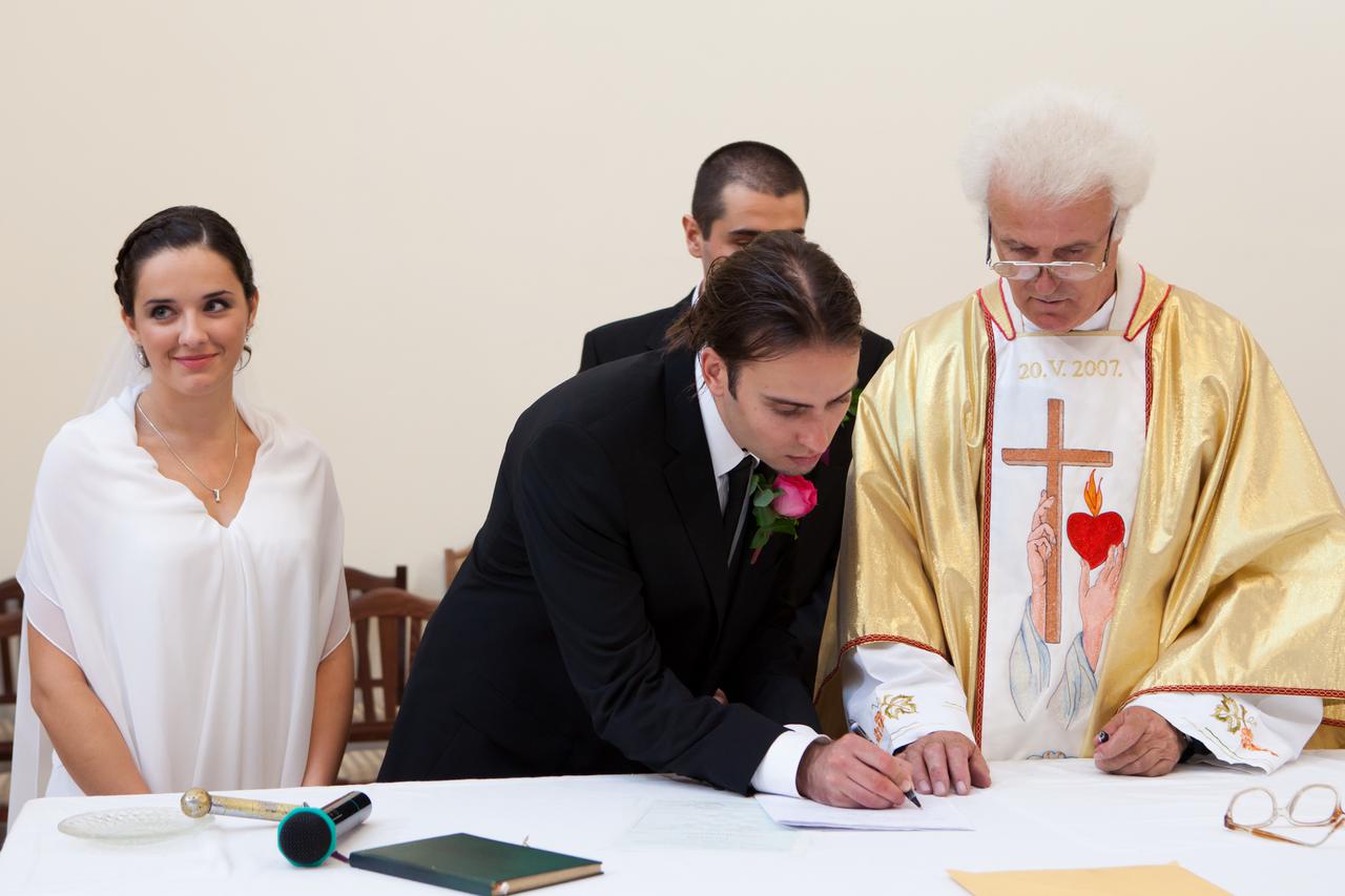 ARHIVA - 2010. Plo?e: Vjen?anje Rafaela Dropuli?a i Marine Suše